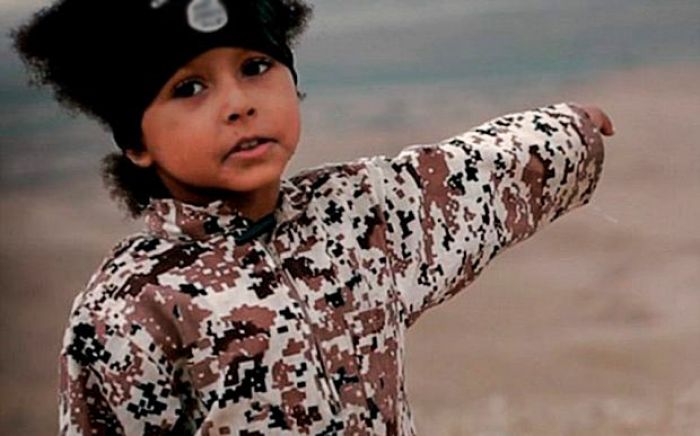 ИГИЛ показало видео казни «шпионов» четырехлетним ребенком
