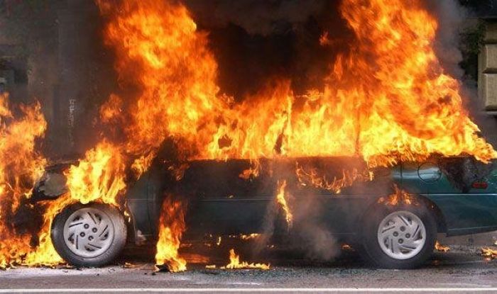 Шымкентские таможенники вытащили людей из горящей машины
