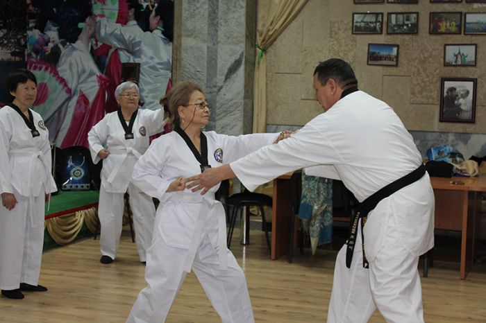 Корейские бабушки учатся таэквондо