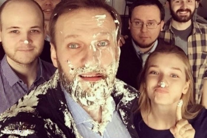 В Алексея Навального бросили два торта у офиса ФБК