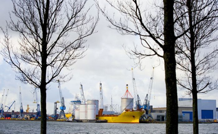 Нефтяные танкеры скопились в порту Роттердама в ожидании роста цен