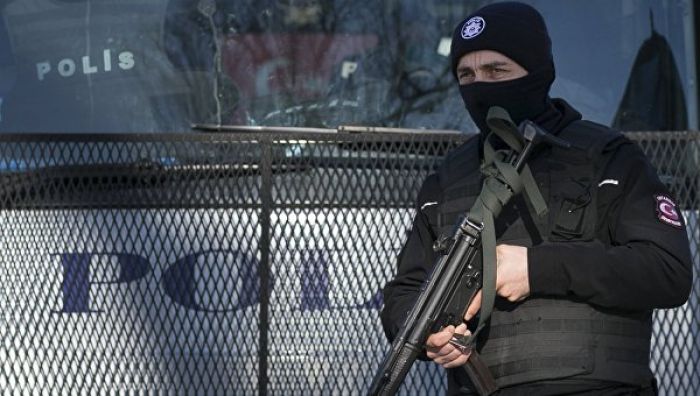 СМИ: в Стамбуле полиция штурмует здание, где находятся две террористки