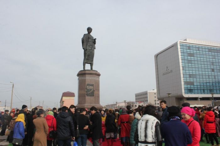 ​В Атырау открылся памятник Фаризе Онгарсыновой