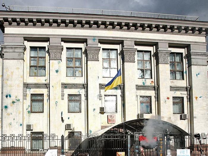 В Киеве неизвестные с пиротехникой атаковали посольство России