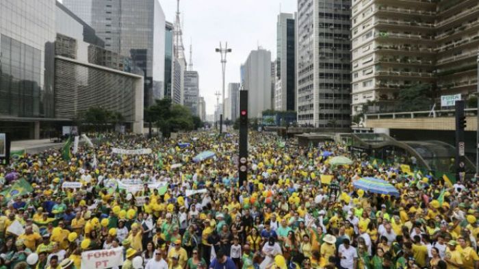 Антипрезидентские митинги в Бразилии собрали громадные толпы