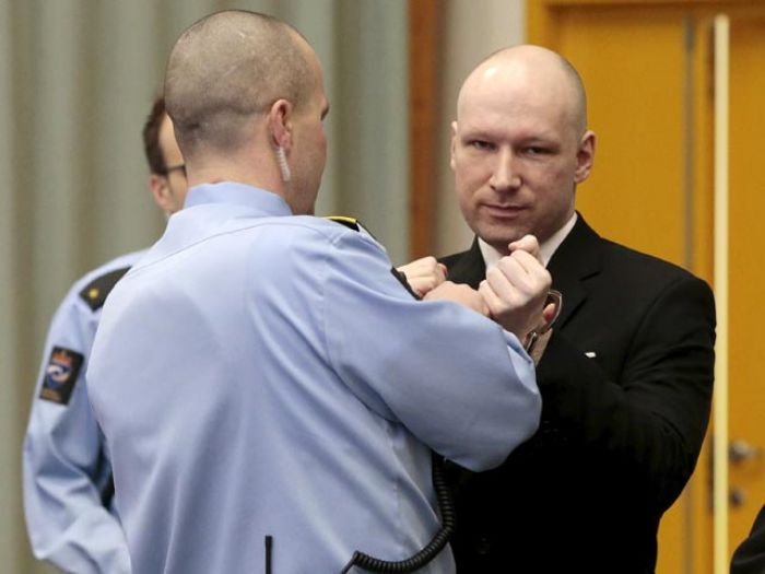 Норвежский террорист Брейвик, явившись в суд, вскинул правую руку в нацистском приветствии