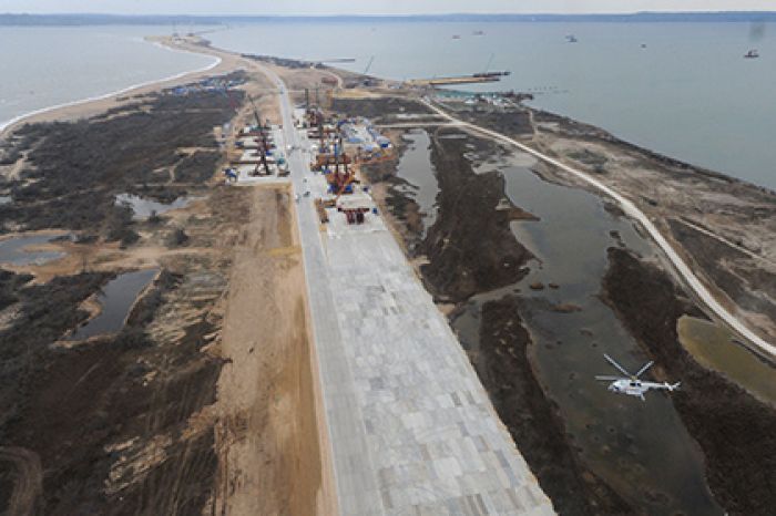Турецкая компания отреклась от врезавшегося в опору моста в Крыму сухогруза