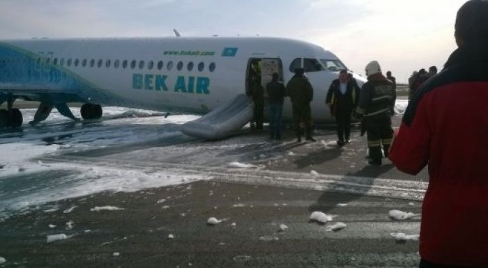 Самолет компании Bek Air совершил аварийную посадку в аэропорту Астаны