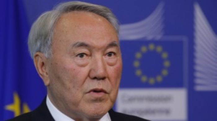 Назарбаев в Брюсселе почтил память погибших при взрывах