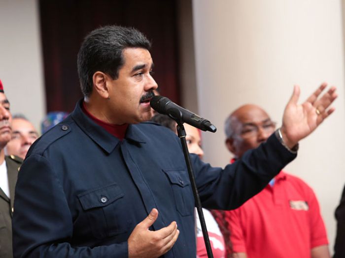 Президент Венесуэлы призвал соотечественниц отказаться от фенов ради экономии электричества