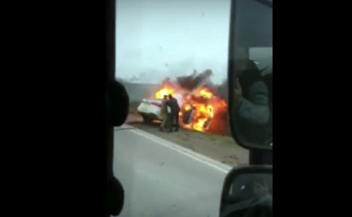 На трассе Атырау – Доссор столкнулись и загорелись две машины