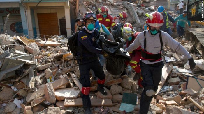 Число жертв землетрясения в Эквадоре превысило 400 человек
