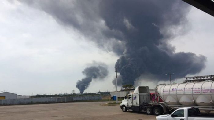 Число пострадавших при взрыве на заводе в Мексике достигло 105 человек