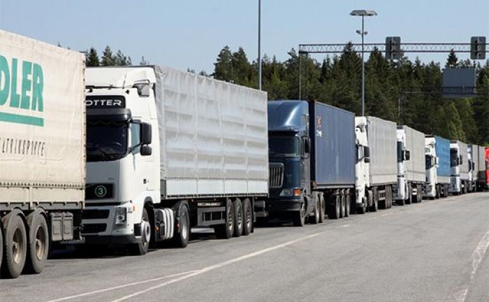 Казахстанские фуры скопились на въезде в РФ из-за нововведений на границе