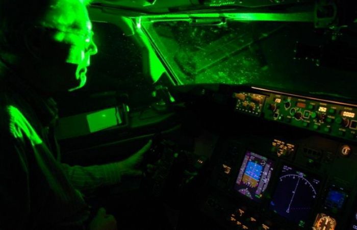 Пилота "Эйр Астаны" ослепили лазером в аэропорту Актау