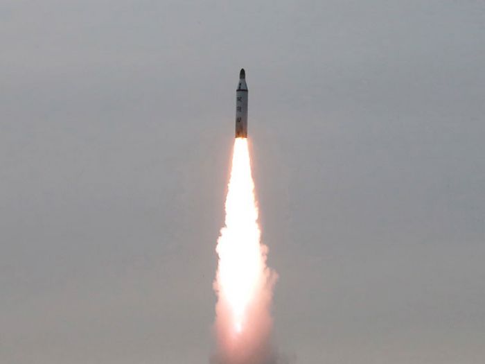 ​Северная Корея второй раз за месяц безуспешно запустила баллистическую ракету средней дальности