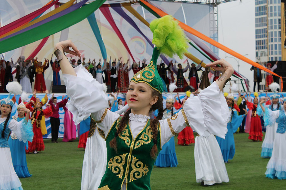 Ақпыз қара сарымыз ағайынбыз бәріміз. 1 Мамыр. Мерекелер. Многонациональный Наурыз. Шествие на Наурыз.