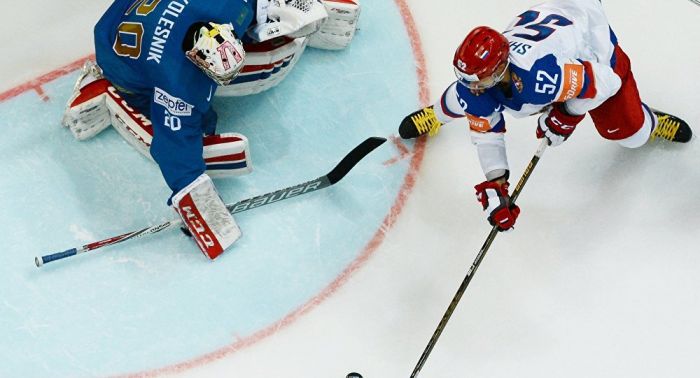 ​Казахстан проиграл России на хоккейном ЧМ