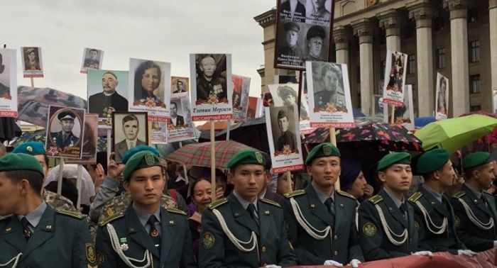 ​Дождь не помешал шествию "Бессмертного полка" в Алматы