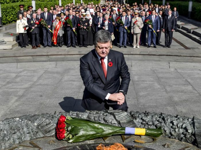 ​Порошенко и Гройсман возложили цветы к могиле Неизвестного Солдата в Киеве