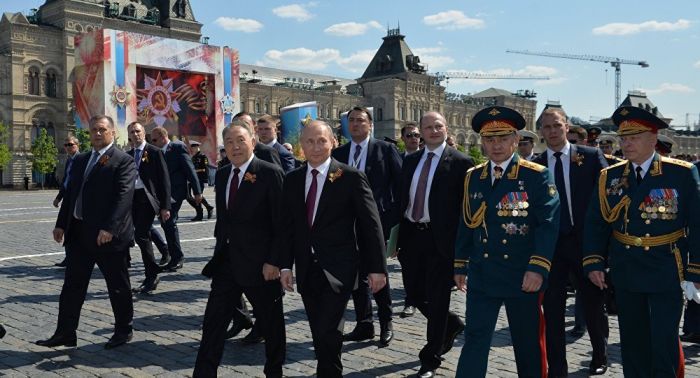 ​Путин вручил лидеру Казахстана газеты времен ВОВ о подвигах казахского народа