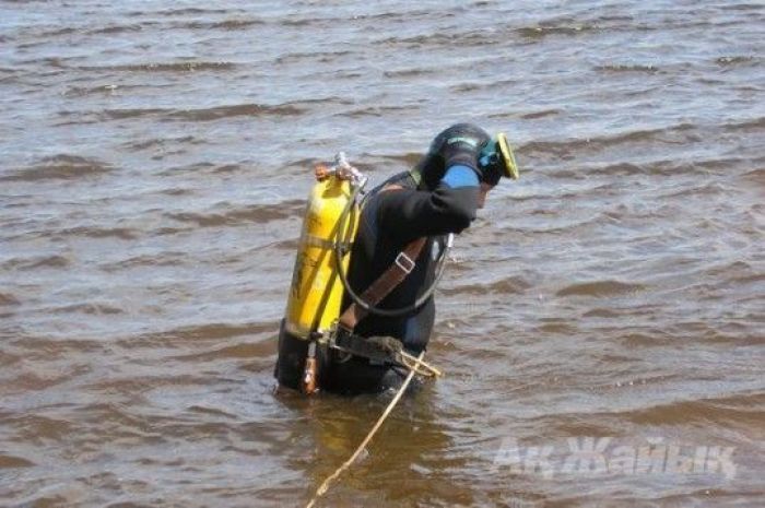 Водолазы ищут двоих мужчин, пропавших в Урале после катания на «корыте»