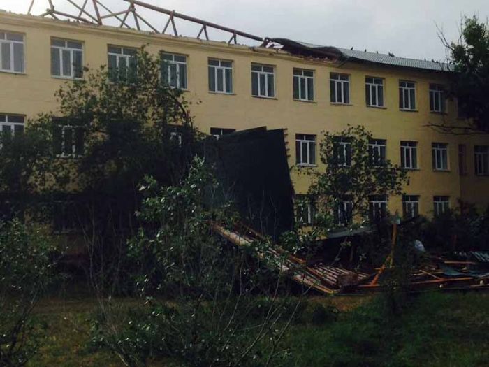 С трёх школ сорвало крышу 