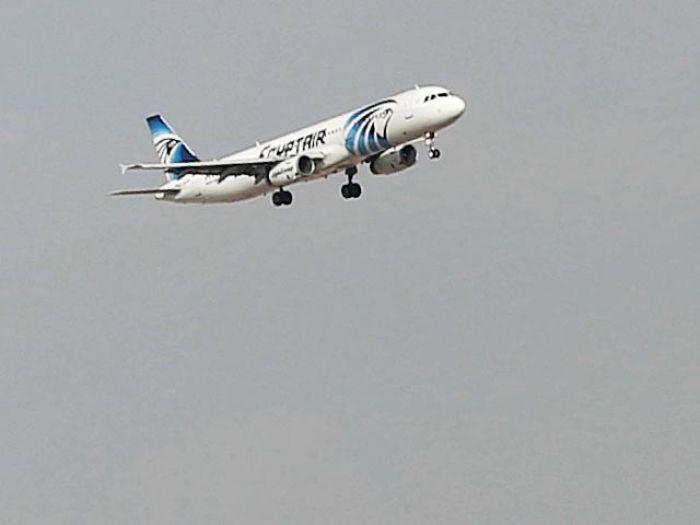 ​Самолет EgyptAir, пропавший над Средиземным морем, успел подать сигнал бедствия