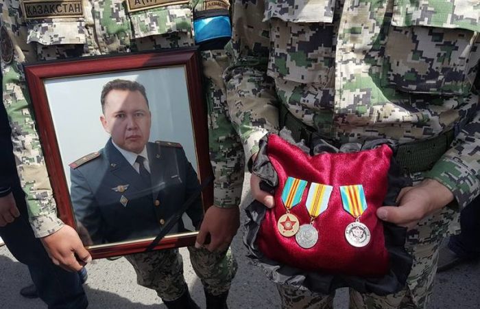 В Алматы похоронили майора Клышева, погибшего при спасении незнакомок от хулиганов