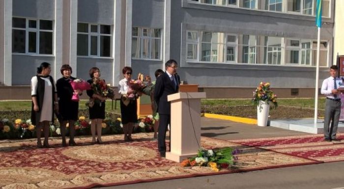​Министр образования РК поздравил школьников с последним звонком