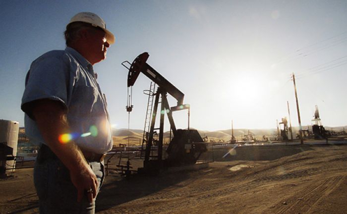 Спекулянты снизили число ставок на удешевление нефти до минимума с июня