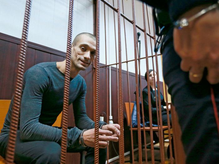 Художника Павленского признали виновным по делу о поджоге двери здания ФСБ