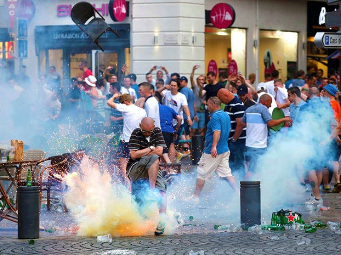 Полиция предотвратила крупную драку между фанатами сборных Англии и России в Марселе