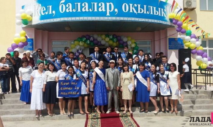 В Мангистау ученики лицея отказались от выпускного, чтобы помочь больному ребенку