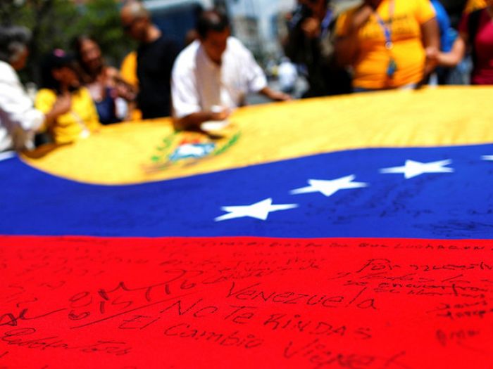 Венесуэла на фоне голодных бунтов готова восстановить отношения с США