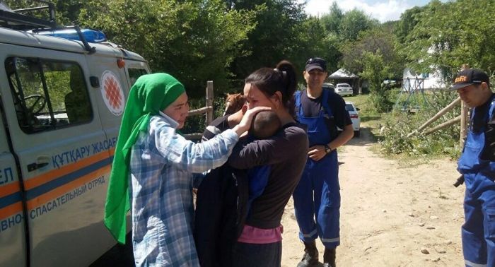 Невредимым нашли 2-летнего ребенка, проведшего ночь в горах близ Алматы