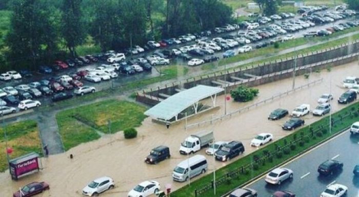 Продолжающийся второй день ливень привел к подтоплениям в Алматы