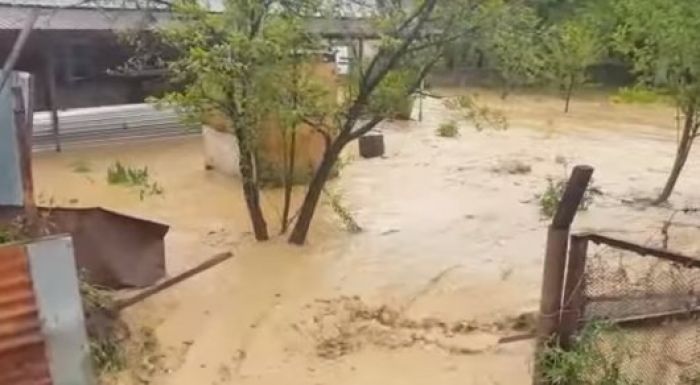 Жители частного сектора Алматы присылают фото и видео потопа
