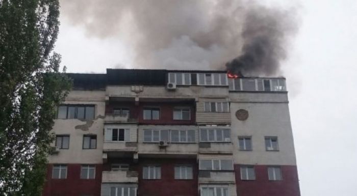 Кровля высотного дома горит в Алматы, эвакуированы более 50 человек