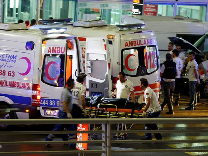 В аэропорту Стамбула во время взрывов в числе 26 казахстанцев находились 12 детей