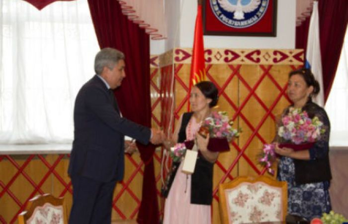 Президент Кыргызстана поощрил двух уборщиц за ответ министру культуры РК