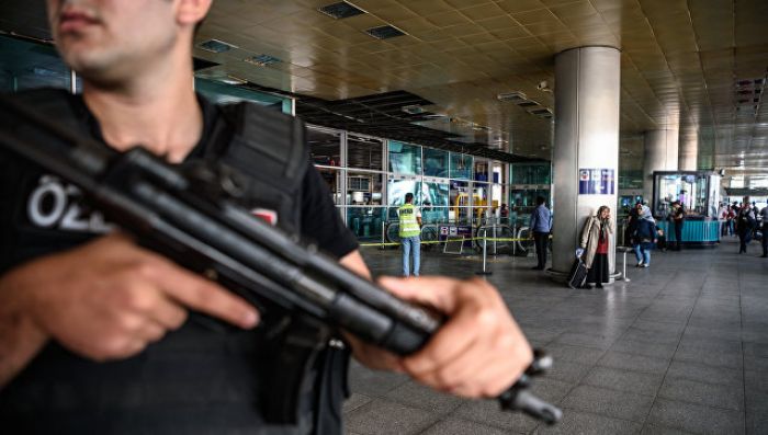 СМИ: стамбульские террористы планировали захват заложников в аэропорту