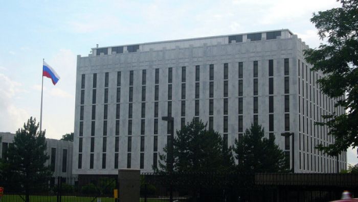 США выслали из страны двух россиян после потасовки у посольства в Москве