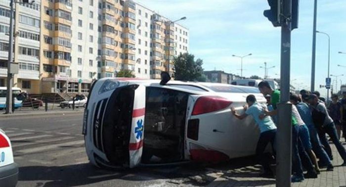 Машина скорой помощи опрокинулась в Астане, пострадали 3 человека