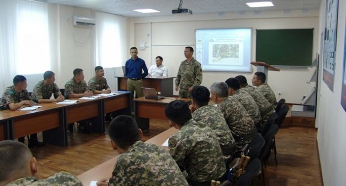 Инструкторы из США обучают казахстанских сержантов 