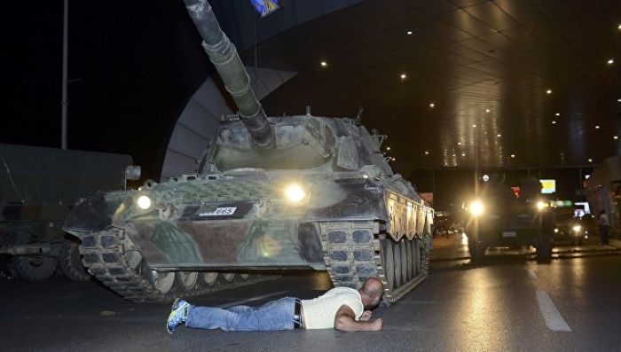 Люди против танков: видео и фото противостояния сторонников Эрдогана и армии в Анкаре