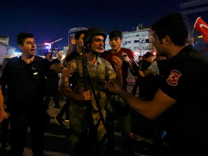 В Турции после попытки переворота задержаны более 1500 военных