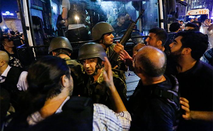 Участвовавшие в мятеже турецкие солдаты приняли переворот за учения
