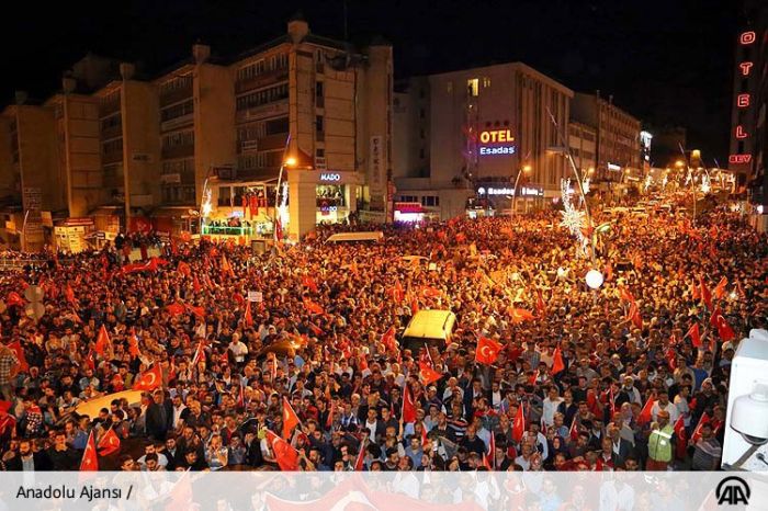 Власти Турции призвали граждан вновь выйти на улицы из-за угрозы мятежа