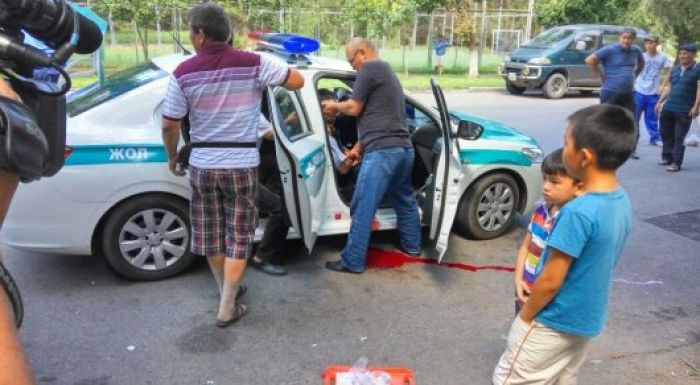 Двое полицейских получили ранения при стрельбе в Алматы